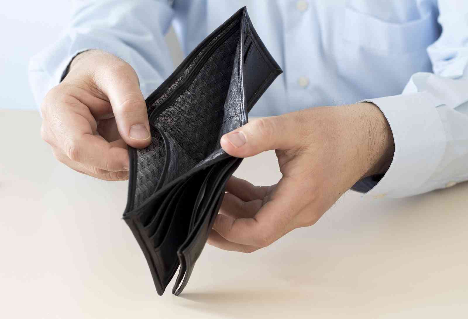 image representing a man having empty wallet